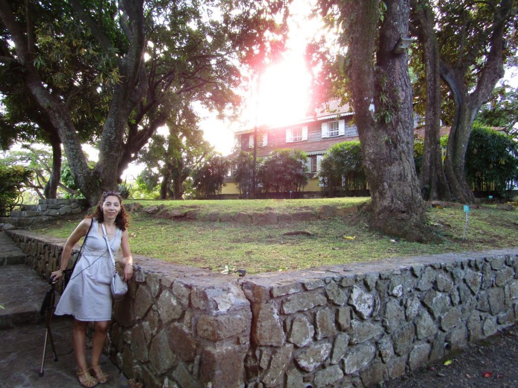 Visite de l'habitation Clément en Martinique, avec l'aide de ma canne-siège pour mon handicap invisible