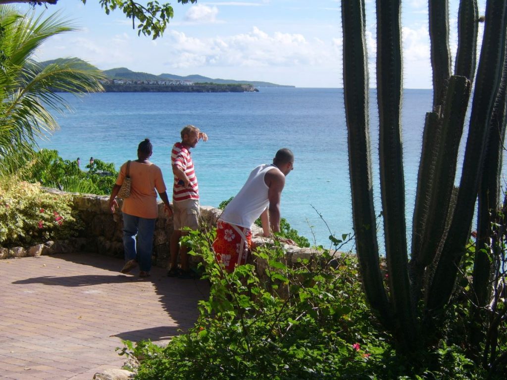 Voyageur écolo se rend à Curaçao pour rendre visite à sa belle-famille